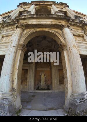 Villa d'Este, Tivoli, Lazio, Italia: Vista sul Nyphaeum (o grotta) al piano Vialone (o terrazza) in cima al giardino Foto Stock