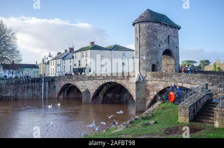 Monnow Bridge e Gatehouse (Pont Trefynwy) sul fiume Monnow, Monmouth Foto Stock