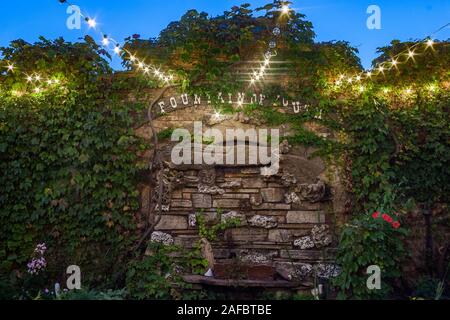 Particolare del giardino a Klas Bohemian Ristorante di Cicerone, ora chiusa Foto Stock