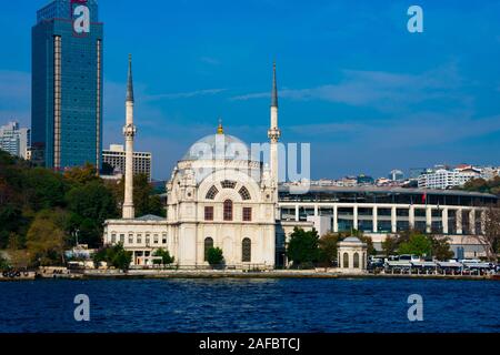 Istanbul, Turchia. Novembre 21, 2019. Vista della Moschea di Dolmabahce nella parte europea e lo stretto del Bosforo Foto Stock