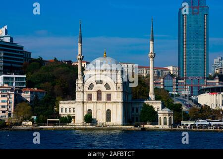 Istanbul, Turchia. Novembre 21, 2019. Vista della Moschea di Dolmabahce nella parte europea e lo stretto del Bosforo Foto Stock