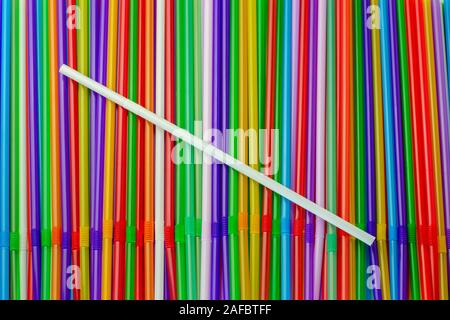 Paillette potabile. Abstract sfondo con molti multi colore dei tubuli in plastica per succhi di frutta e cocktail, monouso. Superiore vista piana. Close-up. Foto Stock