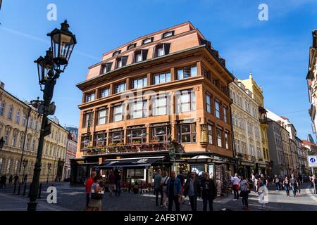 Passeggiata turistica attorno alla casa cubiste della Madonna Nera progettato da Josef Gocar nella Città Vecchia di Praga, Repubblica Ceca Foto Stock