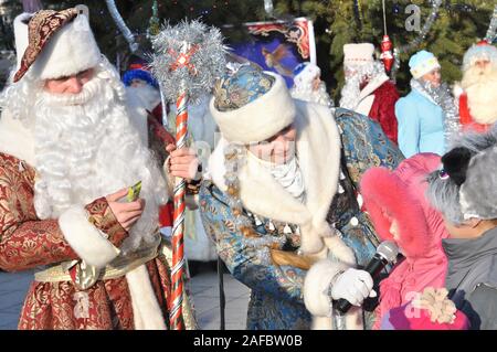 Cherkasy, Ucraina,Dicembre,24, 2011: Babbo Natale con una fanciulla di neve e i partecipanti hanno preso parte nel nuovo anno mostra nella piazza della città in prossimità del Natale Foto Stock