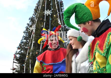 Cherkasy, Ucraina,Dicembre,24, 2011: gli animatori hanno preso parte nel nuovo anno mostra nella piazza della città vicino all'albero di Natale Foto Stock