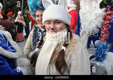 Cherkasy, Ucraina,Dicembre,24, 2011: gli animatori hanno preso parte nel nuovo anno mostra nella piazza della città vicino all'albero di Natale Foto Stock