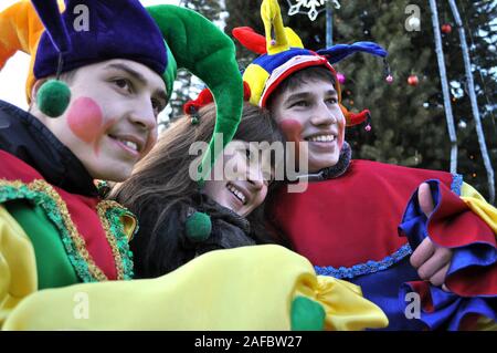 Cherkasy, Ucraina,Dicembre,24, 2011: gli animatori hanno preso parte nel nuovo anno mostra nella piazza della città vicino all'albero di Natale Foto Stock