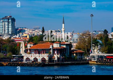 Istanbul, Turchia. Novembre 21, 2019. Vista del distretto di Besiktas dal Bosforo Foto Stock