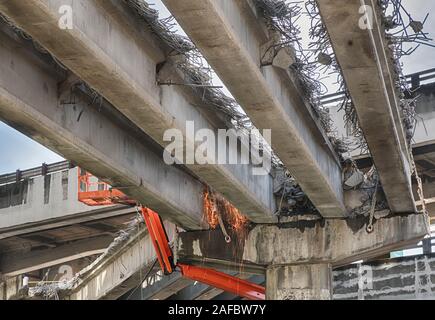 La formazione di scintille volare dalla demolizione del modo in Alaska il viadotto in Seattle. Foto Stock