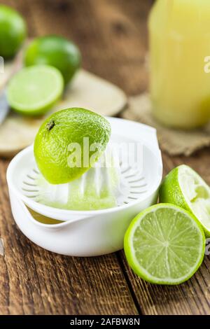 Di succo di lime fresco come dettagliato alta close-up shot su un vintage tavolo in legno (messa a fuoco selettiva) Foto Stock