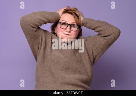 Senior caucasica donna in bicchieri troppo vecchio per tali nervi. Foto Stock