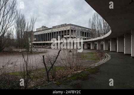 Il Palazzo della Cultura "Energetik', che si trova presso la piazza Lenin nella città abbandonate Pripjat. Chernobyl Zona di esclusione, Oblast di Kiev, Ucraina, Europa Foto Stock