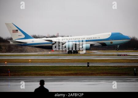 Dicembre 14, 2019: presidente Donald Trump arriva a bordo di Air Force One a Philadelphia per l annuale Army-Navy gioco di calcio, Dicembre 14, 2019. Credito: Michael Candelori/ZUMA filo/Alamy Live News Foto Stock