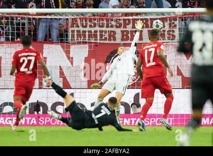 Monaco di Baviera, Germania. Xiv Dic, 2019. Il calcio FC Bayern Munich - Brema, Monaco di Baviera Dec 14, 2019. Milot RASHICA, BRE 7 punteggi, germogli obiettivo per 0-1, Manuel NEUER, FCB 1 Jerome BOATENG (FCB 17) FC Bayern Munich - WERDER BREMEN 6-1 - DFL REGOLAMENTI VIETANO QUALSIASI USO DI FOTOGRAFIE come sequenze di immagini e/o quasi-VIDEO - 1.della Lega calcio tedesca, Monaco di Baviera, Dicembre 14, 2019 stagione 2019/2020, match day 15, FCB, München Credito: Peter Schatz/Alamy Live News Foto Stock