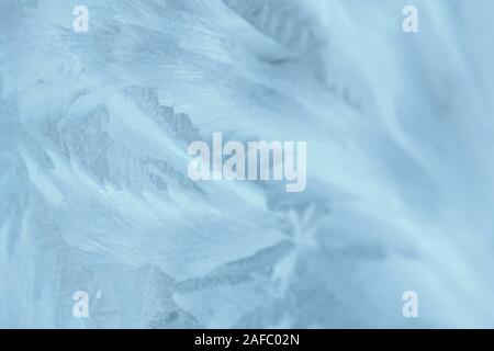 Frosty patterns sulla finestra d'inverno. Abstract naturale sfondo di colore blu Foto Stock