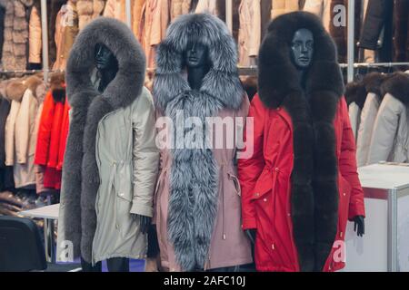 Donna manichini in abbigliamento invernale nella vetrina del negozio. La moda Foto Stock