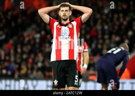 Southampton, Regno Unito. Xiv Dic 2019. Un frustrato Southampton defender Jack Stephens durante il match di Premier League tra Southampton e West Ham United presso il St Mary's Stadium, Southampton sabato 14 dicembre 2019. (Credit: Jon Bromley | MI News) La fotografia può essere utilizzata solo per il giornale e/o rivista scopi editoriali, è richiesta una licenza per uso commerciale Credito: MI News & Sport /Alamy Live News Credito: MI News & Sport /Alamy Live News Foto Stock