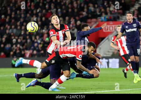 Southampton, Regno Unito. Xiv Dic 2019. Southampton defender Ryan Bertrand prende un capovolgimento durante il match di Premier League tra Southampton e West Ham United presso il St Mary's Stadium, Southampton sabato 14 dicembre 2019. (Credit: Jon Bromley | MI News) La fotografia può essere utilizzata solo per il giornale e/o rivista scopi editoriali, è richiesta una licenza per uso commerciale Credito: MI News & Sport /Alamy Live News Credito: MI News & Sport /Alamy Live News Foto Stock