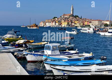Porto storico della città di Rovigno ora anche una destinazione turistica, Istria, Croazia Foto Stock