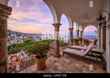 Il ponte della sala Vip a Casa Kimberly presso sunrise, Puerto Vallarta, Jalisco, Messico. Foto Stock