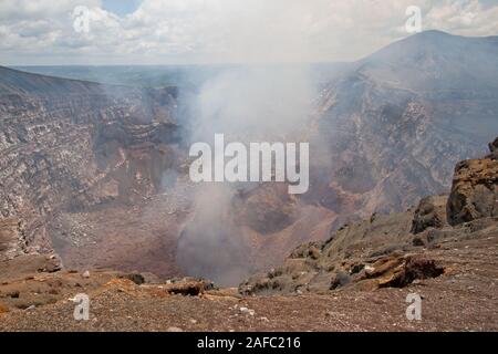 Vulcano Masaya emettere grandi quantità di biossido di zolfo da gas attivo cratere di Santiago in Masaya, Nicaragua america centrale. Foto Stock