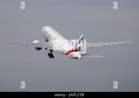 Monaco di Baviera / Germania - Ottobre 4, 2017: Emirates Boeing 777-200LR A6-EWJ aereo passeggeri in partenza dall'aeroporto di Monaco di Baviera Foto Stock