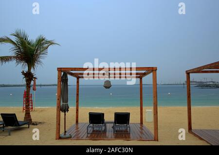 Vista vuota della famosa spiaggia di Jumeirah a Dubai in un giorno di pioggia. Foto Stock
