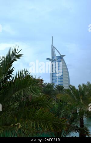 Dubai, Emirati Arabi Uniti - Vista del Burj el Arab hotel dalla vecchia città bazar in Dubai. Si tratta di uno degli edifici più alti del mondo. Foto Stock