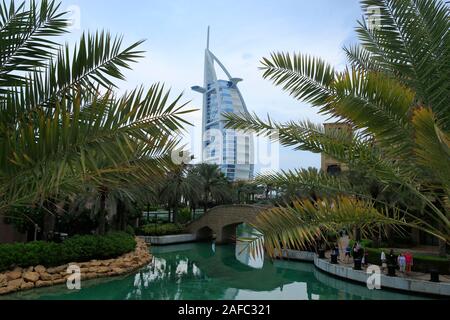 Dubai, Emirati Arabi Uniti - Vista del Burj el Arab hotel dalla vecchia città bazar in Dubai. Si tratta di uno degli edifici più alti del mondo. Foto Stock