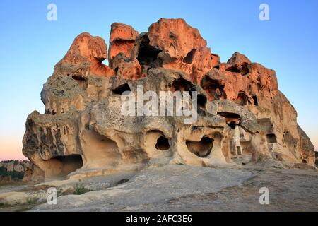 Storico Frigia antica valle. Le aree soggiorno scavata nella roccia. Yazilikaya Frigia e della valle è un popolare regione turistica a Eskisehir, Turchia Foto Stock