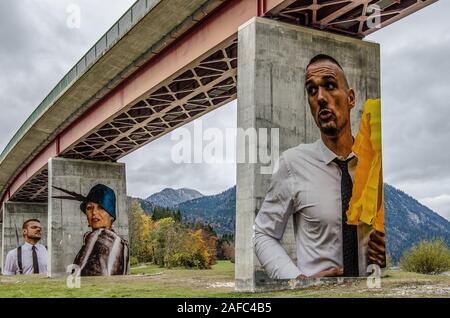 Diga Sylvenstein è un argilla diga in materiale sciolto nell'Isar valley, in parte alpina di Alta Baviera, Germania che impounds il serbatoio Sylvenstein Foto Stock