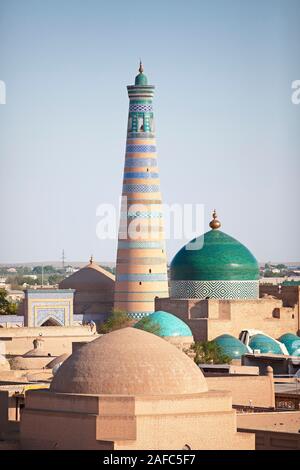 Il minareto Islam Khodja, Ichan QalÊ¼Ð°, Chiwa Città Vecchia, Xorazm Provincia, Uzbekistan Foto Stock