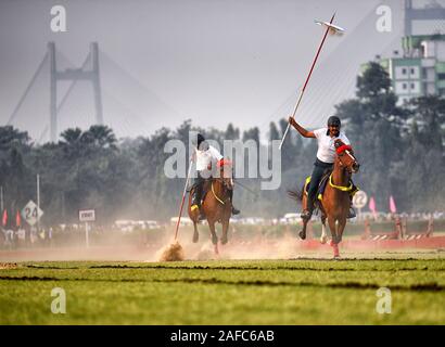 Kolkata, India. Xiv Dic, 2019. I comandanti di sfoggiare la loro abilità con un militare di cavalli durante il Vijay Diwas ( La Giornata della Vittoria) la celebrazione in Kolkata.est comando esercito celebrare Vijay Diwas ( La Giornata della Vittoria) che è il 16 dicembre per commemorare Indian Forze Armate vittoria sul Bangladesh Guerra di Liberazione lungo con il Bangladesh esercito contro il Pakistan nell'anno 1971. Credito: Avishek Das/SOPA Immagini/ZUMA filo/Alamy Live News Foto Stock