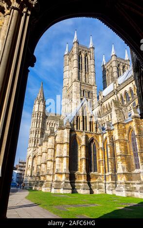 Vista attraverso un arco dell'architettura gotica e muratura in pietra della Cattedrale di Lincoln nella città di Lincoln, Lincolnshire, East Midlands, England, Regno Unito Foto Stock