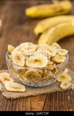 Banane essiccate chip su un sfondo vintage come dettagliato di close-up shot, il fuoco selettivo Foto Stock