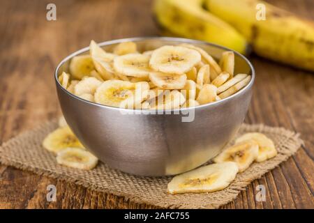 Porzione di fresche Banane essiccate Chips close-up shot; messa a fuoco selettiva Foto Stock