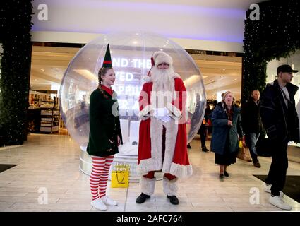 Manchester, Regno Unito. Il 14 dicembre, 2019. Babbo Natale e il suo aiutante, un elfo, in preparazione al Natale in Selfridges, Manchester, Lancashire, Regno Unito. Credito: Barbara Cook/Alamy Live News Foto Stock