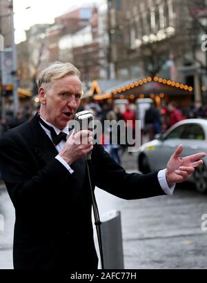 Manchester, Regno Unito. Il 14 dicembre, 2019. Un cantante intrattiene acquirenti con alcuni classici natalizi nella corsa fino a Natale a Manchester, Lancashire, Regno Unito. Credito: Barbara Cook/Alamy Live News Foto Stock