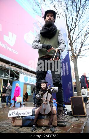 Manchester, Regno Unito. Il 14 dicembre, 2019. Un burattinaio intrattiene acquirenti nella corsa fino a Natale a Manchester, Lancashire, Regno Unito. Credito: Barbara Cook/Alamy Live News Foto Stock