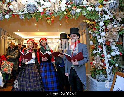 Manchester, Regno Unito. Il 14 dicembre, 2019. Cantanti vestiti in costumi vittoriano intrattenere gli acquirenti nella corsa fino a Natale a Manchester, Lancashire, Regno Unito. Credito: Barbara Cook/Alamy Live News Foto Stock