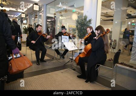 Manchester, Regno Unito. Il 14 dicembre, 2019. Una stringa quatuor intrattenere gli acquirenti nella corsa fino a Natale a Manchester, Lancashire, Regno Unito. Credito: Barbara Cook/Alamy Live News Foto Stock