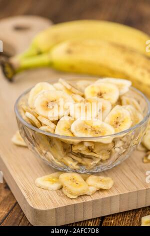 Banane essiccate chip su un sfondo vintage come dettagliato di close-up shot, il fuoco selettivo Foto Stock