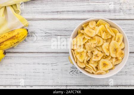 Porzione di fresche Banane essiccate Chips close-up shot; messa a fuoco selettiva Foto Stock