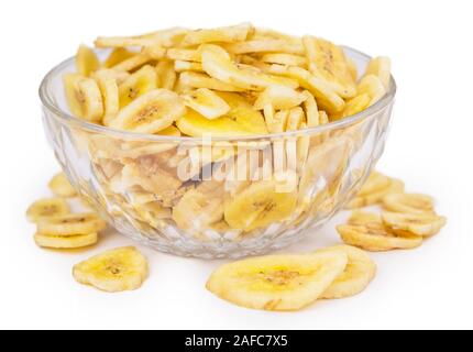 Banane essiccate chip isolati su sfondo bianco, il fuoco selettivo di close-up shot Foto Stock