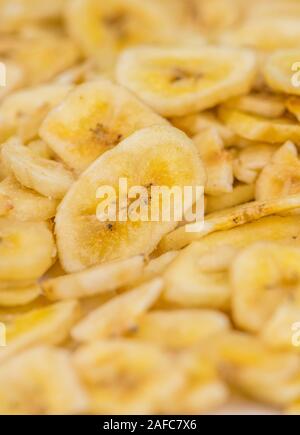 Banane essiccate chip su un sfondo vintage come dettagliato di close-up shot, il fuoco selettivo Foto Stock