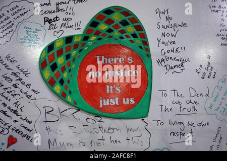 A nord di Kensington, London, Regno Unito. Xiv Dic, 2019. I superstiti e amici e sostenitori si sono stretti al di fuori Kensington Town Hall davanti al mensile Camminare in silenzio per ricordare coloro che hanno perso la vita in un incendio. Credito: Natasha Quarmby/Alamy Live News Foto Stock