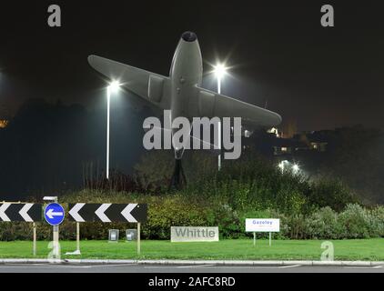 Un monumento a Frank Whittle, inventore del motore jet, vicino a Lutterworth. Il monumento comprende una mezza scala replica di un Gloster aereo jet. Foto Stock