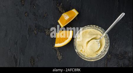 Porzione di fresche fatte polvere arancio come dettagliato di close-up shot (messa a fuoco selettiva) Foto Stock