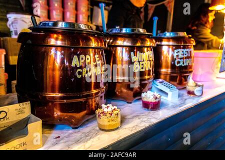 La selezione di una festosa si sbriciola in una tazza da umile sbriciolate, Southbank Festival invernale e il Mercato di Natale, London, Regno Unito Foto Stock