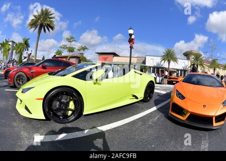 PEMBROKE Pines, FL - 14 dicembre: Super Car Sabato Florida con incredibile lusso, Sport, Classic, esotico, Super e Hyper vetture. Ogni secondo sabato del mese. Portato a voi da Lamborghini Broward, una divisione di Warren Henry Auto Group il 14 dicembre 2019, a 527 SW 145Terrazza, Pembroke Pines, Florida 33330 in Pembroke Pines, Florida Persone: atmosfera Credito: tempeste Media Group/Alamy Live News Foto Stock